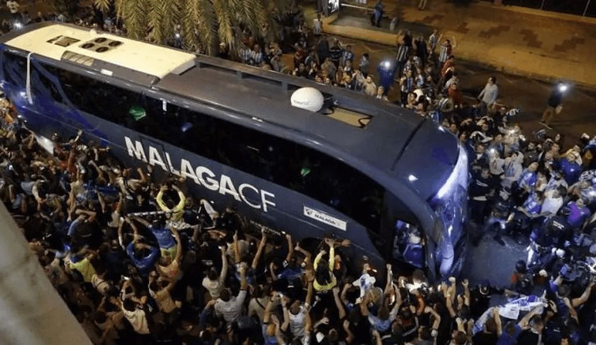 Bus surrounded by fans Rosaleda, không khí sôi động tại sân La Rosaleda