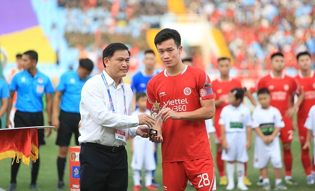 Hoàng Đức đoạt giải Cầu thủ xuất sắc nhất V-League 2023